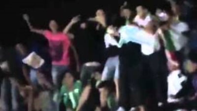 بالفيديو.. جمهور الرجاء المغربي يحرق علم 