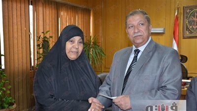 بالفيديو.. محافظ الإسماعيلية يلتقي الأم المثالية