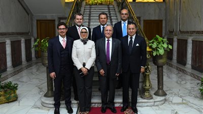 وزيرا الإنتاج الحربي والصحة يبحثان إقامة المستشفيات المتنقلة مع شركة سويسرية