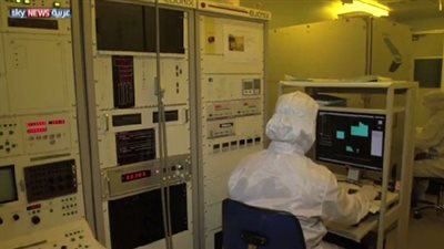 بالفيديو: إنتاج أصغر لوحة فنية بالعالم