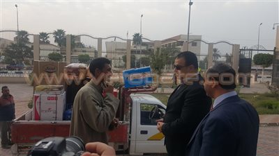 محافظ الفيوم يُسلم مواطنا بسيطا احتياجات نجلته للزواج