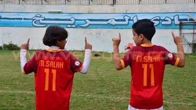 بالصور.. براعم المريخ يؤازرون «محمد صلاح» أمام ريـال مدريد