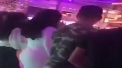 شباب يلاحقون فتاة بملابس مثيرة في مول شهير بالكويت (فيديو)