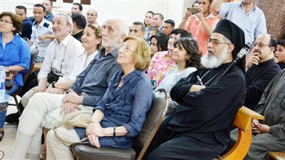 مطران الكاثوليك بالمنيا يستقبل وفدا إيطاليا