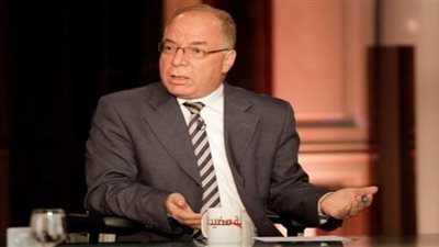 حلمي النمنم يقرأ 