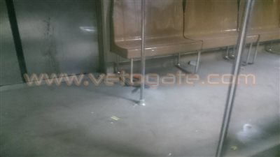 بالفيديو.. شباب يعطلون حركة مترو المرج بإشعال الشماريخ