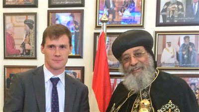 بالصور.. السفير البريطاني يسلم تواضروس رسالة تضامن من المملكة