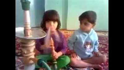 بالفيديو.. احتراف أطفال تحت الخامسة بتدخين «الشيشة»