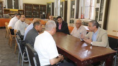 محافظ سوهاج ووفد دار الكتب يتفقدان مكتبة الطهطاوي لتطويرها