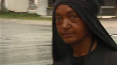 بالصور.. سيدة «غامضة» تجوب ولايات أمريكا مشيًا على الأقدام