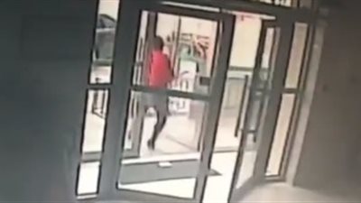 الرياح تتسبب في كسر 5 أضلاع لامرأة (فيديو)