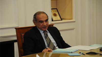 وزير الإسكان يجتمع بـ