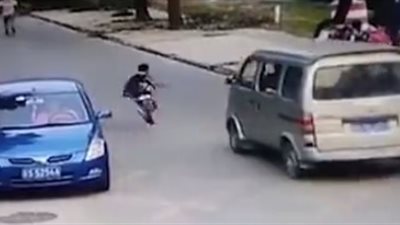 لحظة دهس سيارة طالبا أثناء عبوره الطريق (فيديو)