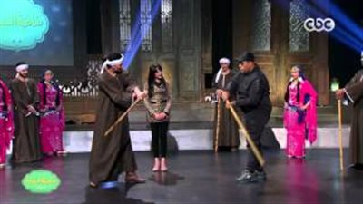 بالفيديو.. إسعاد يونس تتعلم «فن التحطيب» على الهواء