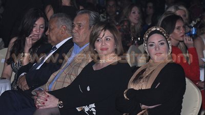 بالصور.. تكريم إلهام شاهين والفيشاوي في حفل مهرجان الحب والسلام