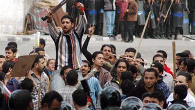 أقباط يتظاهرون أمام المقر البابوى بالكاتدرائية لرفض الاعتداء على الكنائس