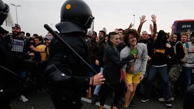 مطار برشلونة تحت الحصار بعد حبس زعماء سياسيين من كتالونيا (فيديو)