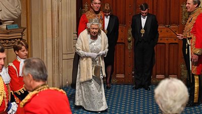 كاد أن يكسر رقبتها.. ملكة بريطانيا تستبدل التاج بآخر أخف وزنا