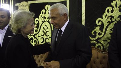 فايزة أبو النجا وسيد مشعل وعادل العدوي في عزاء طارق كامل (فيديو وصور)