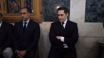 علاء وجمال مبارك يقدمان العزاء في طارق كامل بعمر مكرم (فيديو وصور)