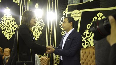 هالة السعيد وعمرو الجارحي يقدمان العزاء في طارق كامل (صور)