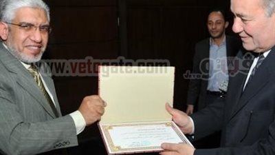 «النقل» تكرم سكرتير الوزير لبلوغه السن القانونية