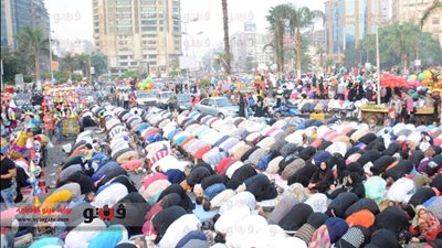 المساجد تستقبل المواطنين لأداء صلاة العيد.. تشديدات أمنية لحماية المواطنين من عنف الإرهابية.. الألعاب النارية تزين سماء 