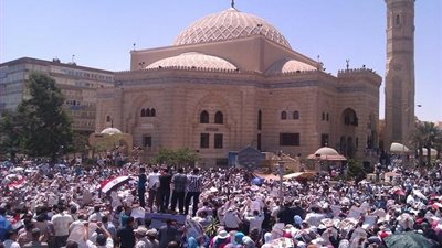 المواطنون يطلقون الألعاب النارية أمام مسجد الحصري بأكتوبر