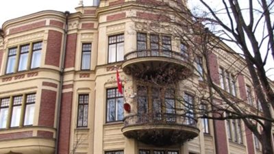 متظاهرون يعتدون على مبنى السفارة التركية في فنلندا بسبب سوريا