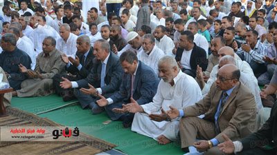بالصور.. «محافظ البحرالأحمر» يؤدي صلاة العيد بمسجد الميناء بالغردقة