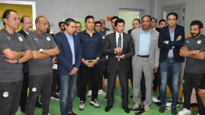 وزير الرياضة يلتقي لاعبي المنتخب عقب ودية بتسوانا (صور)