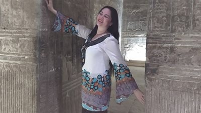 علا رامي تلتقط الصور التذكارية من داخل معبد دندرة بقنا (صور)