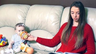 جليسات أطفال يكشفن أسرارا غريبة عن عائلات عملن لديهم