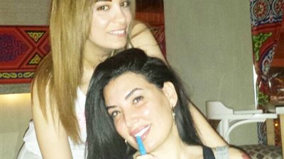 «شيشة» عبير صبرى تثير غضب جمهورها