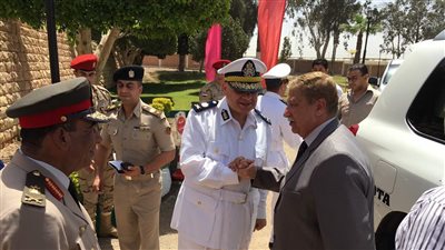 بالفيديو.. قائد الجيش الثاني ومحافظ الإسماعيلية يضعان الزهور على النصب التذكاري