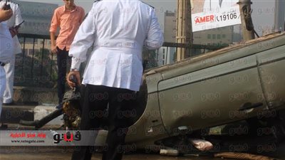 بالفيديو والصور: انقلاب سيارة أعلى كوبري أكتوبر