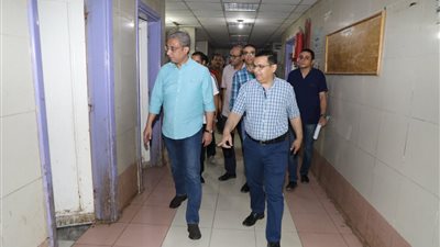 محافظ سوهاج في زيارة مفاجئة لمستشفى طهطا العام