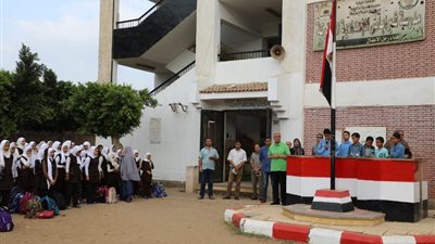 محافظ المنوفية يلقي كلمة عن حرب أكتوبر في طابور الصباح بمدرسة إعدادي