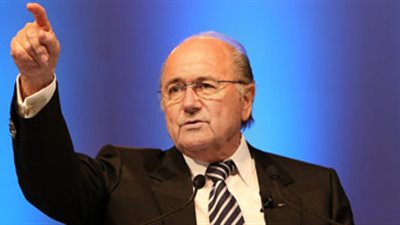 صحيفة إسبانية: رشوة بلاتر لـ«بلاتيني» سبب تفتيش مقر الاتحاد الفرنسي