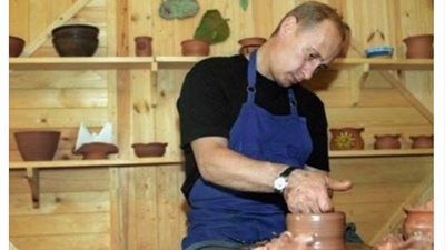 صورة «بوتين» يصنع الأواني الفخارية تجذب آلاف المعجبين