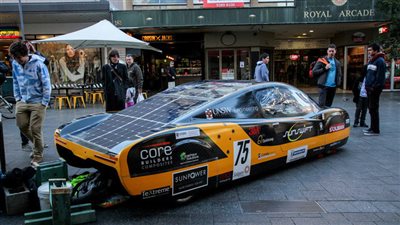 تصنيع سيارة تعمل بالبطاريات الشمسية وذات سرعة عالية