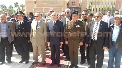بالصور.. مدير أمن جنوب سيناء يضع إكليل زهورعلى النُّصب التذكاري للشهداء
