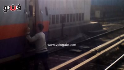 بالفيديو.. سائق مترو يعطل حركة القطارات ويعبر القضبان من مكان مخالف