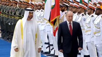 بوتين يصل الإمارات في زيارة رسمية.. وبن زايد في مقدمة مستقبليه