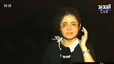 مراسلة تنهار على الهواء خلال تغطيتها لحرائق لبنان (فيديو)