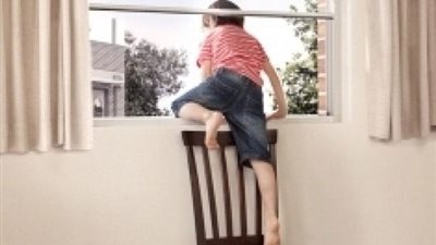 مباحث الجيزة تكثف تحرياتها في سقوط طفل من نافذة منزله