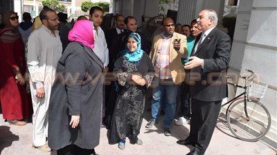 بالفيديو.. محافظ المنيا يسلم أجهزة تبرع بها فاعل خير لسيدتين