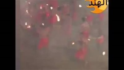 بالفيديو.. مشاجرة بالنيران في الهند