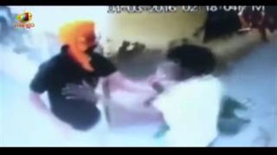 بالفيديو.. شجار عنيف بين امرأة ورجل حاول سرقة حقيبتها