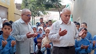 لمسة وفاء.. طلاب معهد ديني يزورون قبر معلمهم ويحيون ذكراه السنوية (صور)